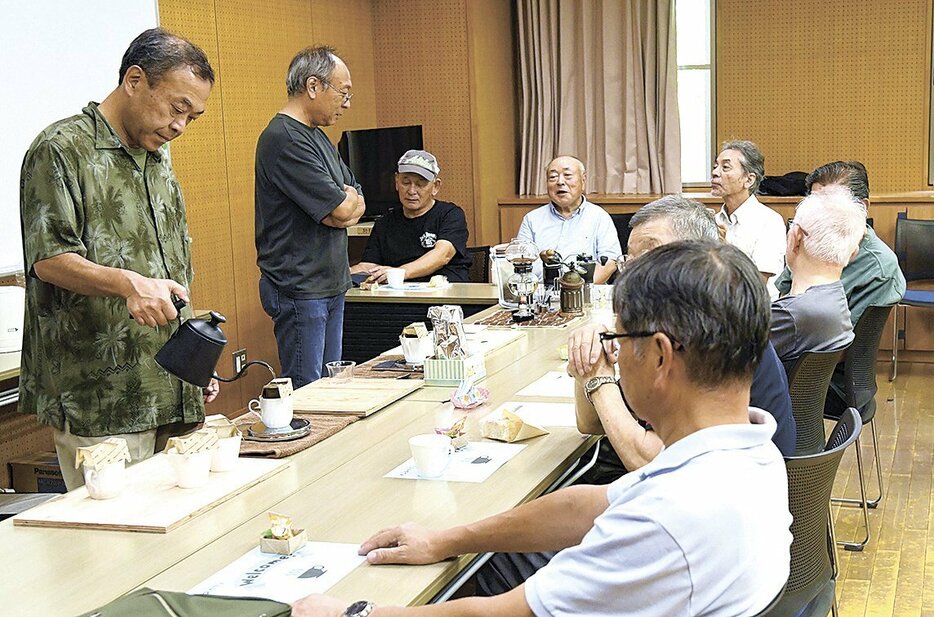 コーヒーを手に男性たちが憩いのひとときを過ごすメンズカフェ