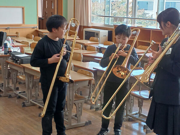 同校ではクラブ活動も盛ん。地元の高校生から教わる機会も（画像提供：日新小学校）