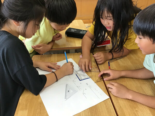 授業中の児童の様子（画像提供：日新小学校）