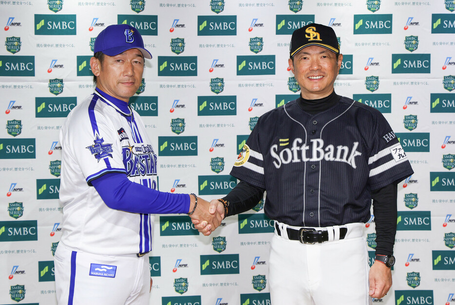 プロ野球の日本シリーズ（７試合制）は２６日、横浜スタジアムで開幕する。セ・リーグ３位のＤｅＮＡと、パ・リーグ覇者のソフトバンクが７年ぶりの対戦。写真は、開幕を控え、握手する両監督＝２５日