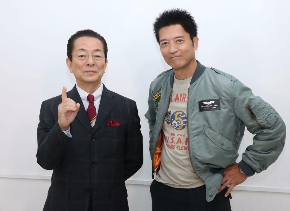 「相棒 season23」杉下右京役の水谷豊さん（左）と亀山薫役の寺脇康文さん