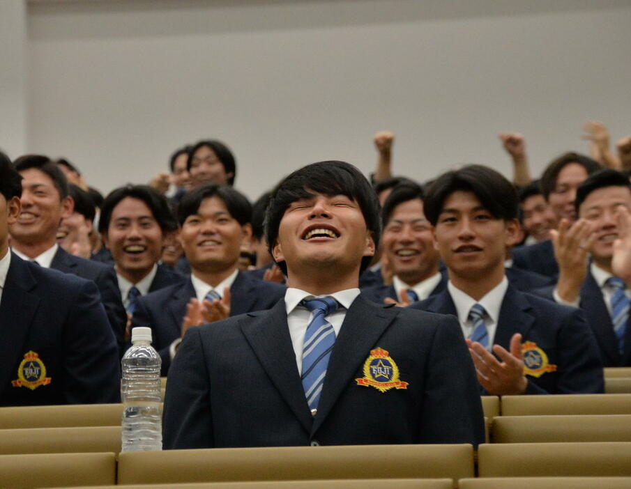 オリックスから外れ1位で指名された富士大・麦谷（中央）はホッとした表情を浮かべる（撮影・浜本神威）