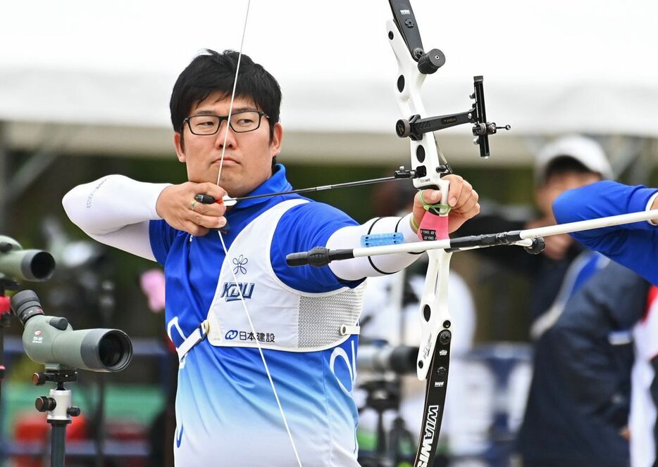 現役最後の試合となった全日本選手権で狙いを定める古川＝東京・夢の島公園アーチェリー場