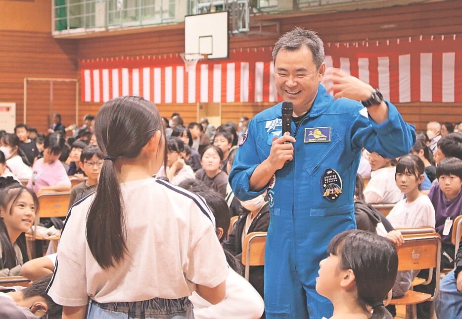 児童の質問に笑顔で答える星出さん