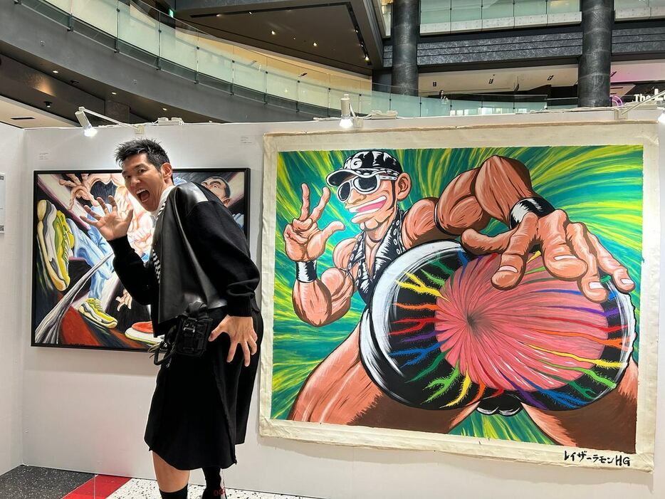 「OSAKA　ART　MARKET　2024」内覧会に出席したレイザーラモンのHG