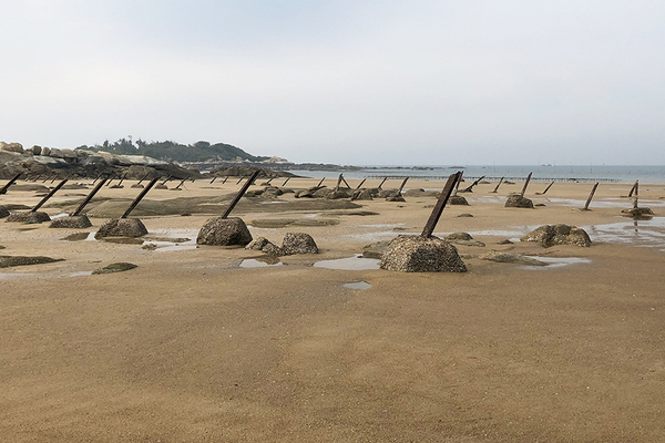 美しい海岸沿いに無数の上陸防護柵が張り巡らさせる金門島（2016年、松田義人撮影）。