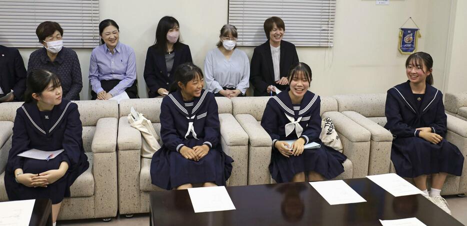 ローマ教皇フランシスコとの一般謁見について報告する溝田悠乃さん（前列右から2人目）ら＝31日午後、長崎県南島原市