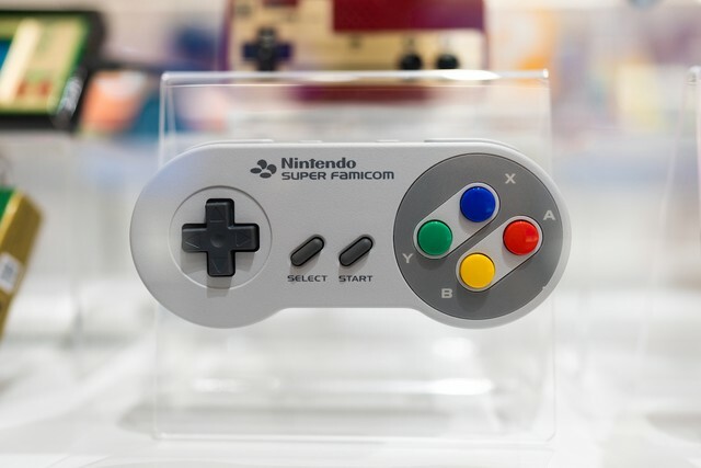 ニンテンドースーパーファミコンのコントローラ（yu_photo/stock.adobe.com）※画像はイメージ