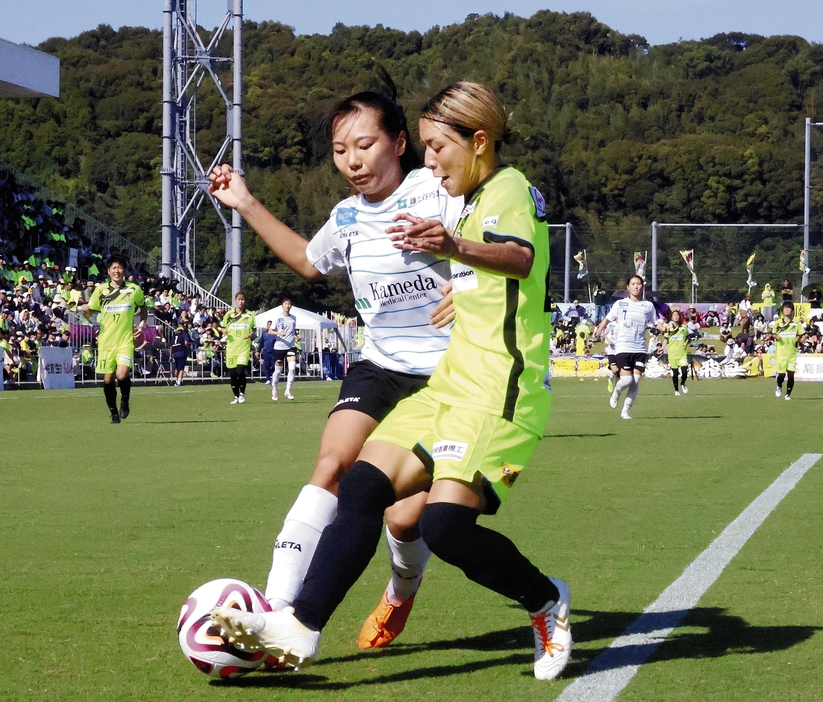 ホーム最終戦で競り合うヴィアマテラスの選手（右）ら（13日、宮崎県新富町で）＝石原拓海撮影