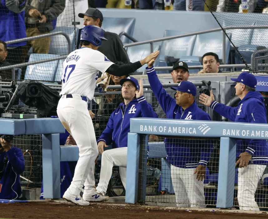 　ロバーツ監督（右から２人目）とタッチを交わすドジャース・大谷（提供・共同通信社）