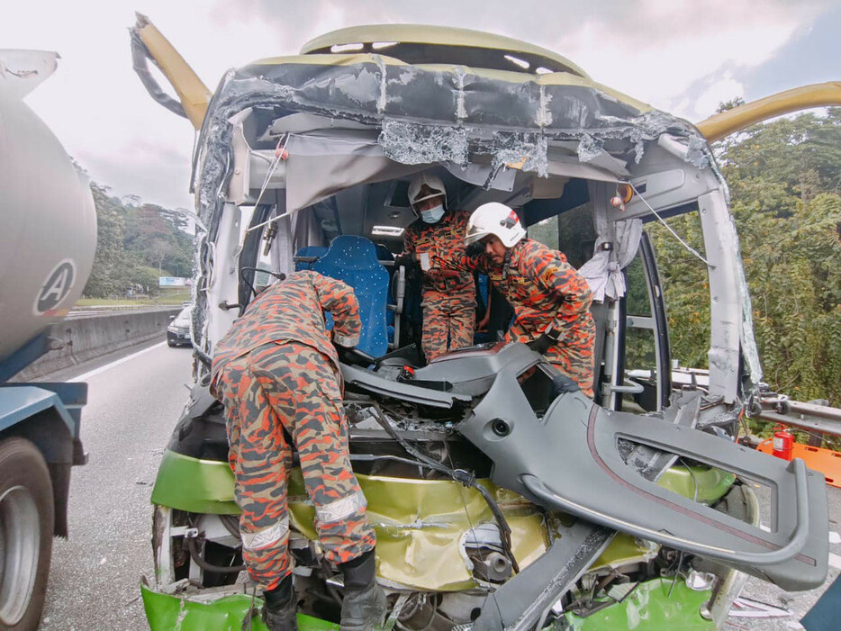 マレーシア西部ペラ州の消防救助局によると、高速道路で２４日に観光バスがトラックに追突し、日本人観光客１１人が負傷した。マレーシアの日本大使館によると１人が死亡。４人が入院している＝当局のフェイスブック