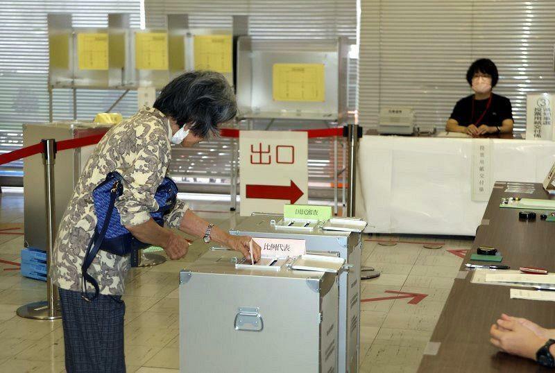 衆院選の期日前投票を行う有権者＝岡山市役所本庁舎