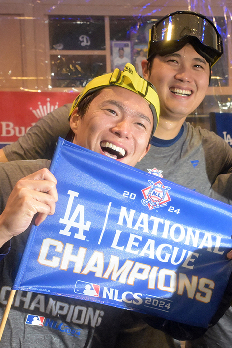 WS進出を決めてシャンパンファイトに参加したドジャースの大谷翔平と山本由伸（手前）【写真：ロイター】