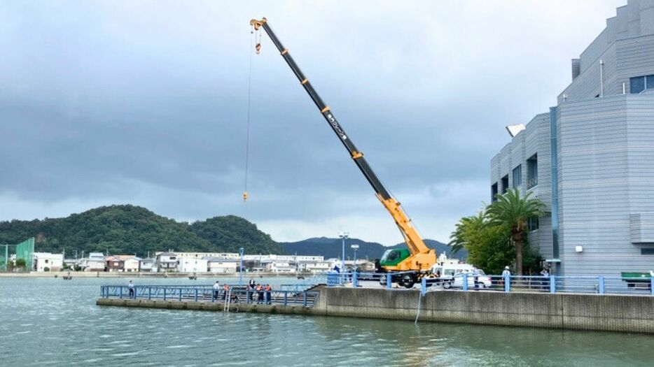 車が転落したとみられる現場