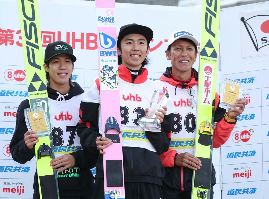 UHB杯ジャンプ大会　優勝し笑顔の中村（中央）左は2位二階堂、右は3位葛西（撮影・黒川智章）