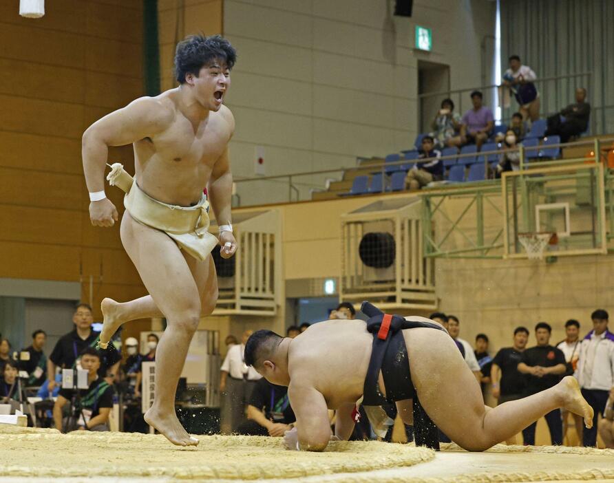 成年個人決勝で熊本・花岡真生（右）を上手投げで破り、初優勝を果たした石川・大森康弘＝玄海町社会体育館