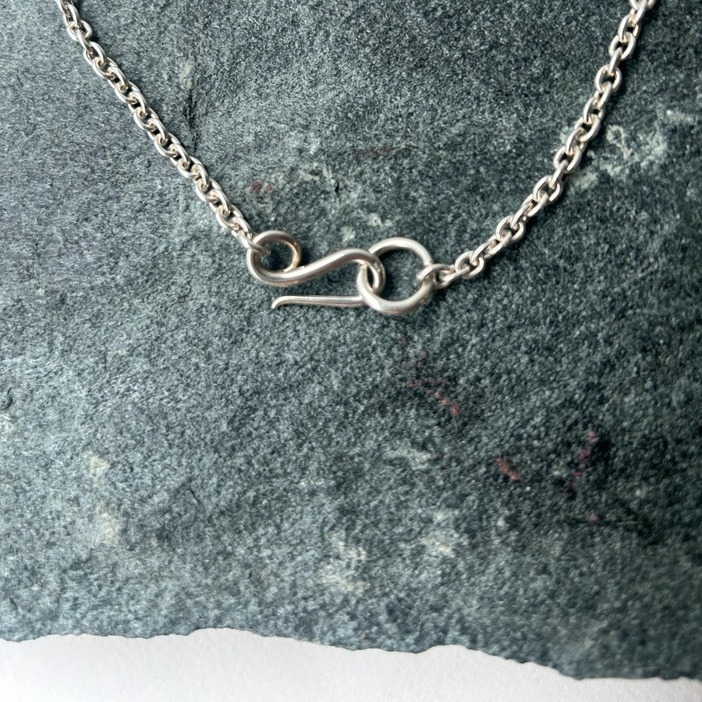 ネックレス「LOOP CLASP NECKLACE」￥39,600／サピアバシャール