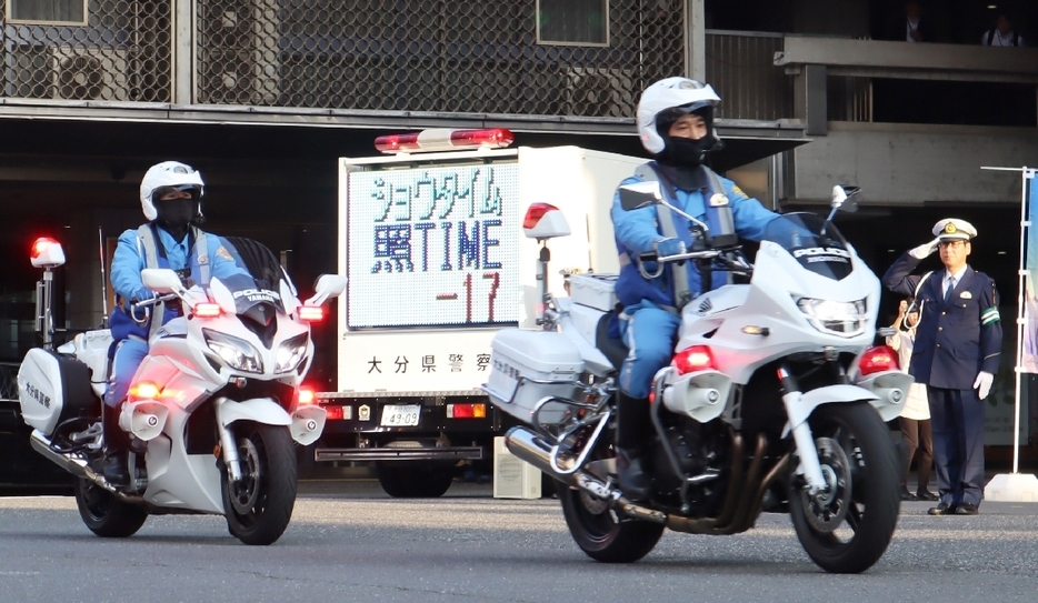 取り締まりに出発する白バイ＝16日、県庁