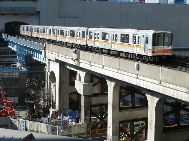 東急百貨店の3階から現れる銀座線の電車。写真は昭和58(1983)年に登場した01系で、平成29(2017)年、後継を1000系に譲り引退した。2013.12.31写真提供:PIXTA