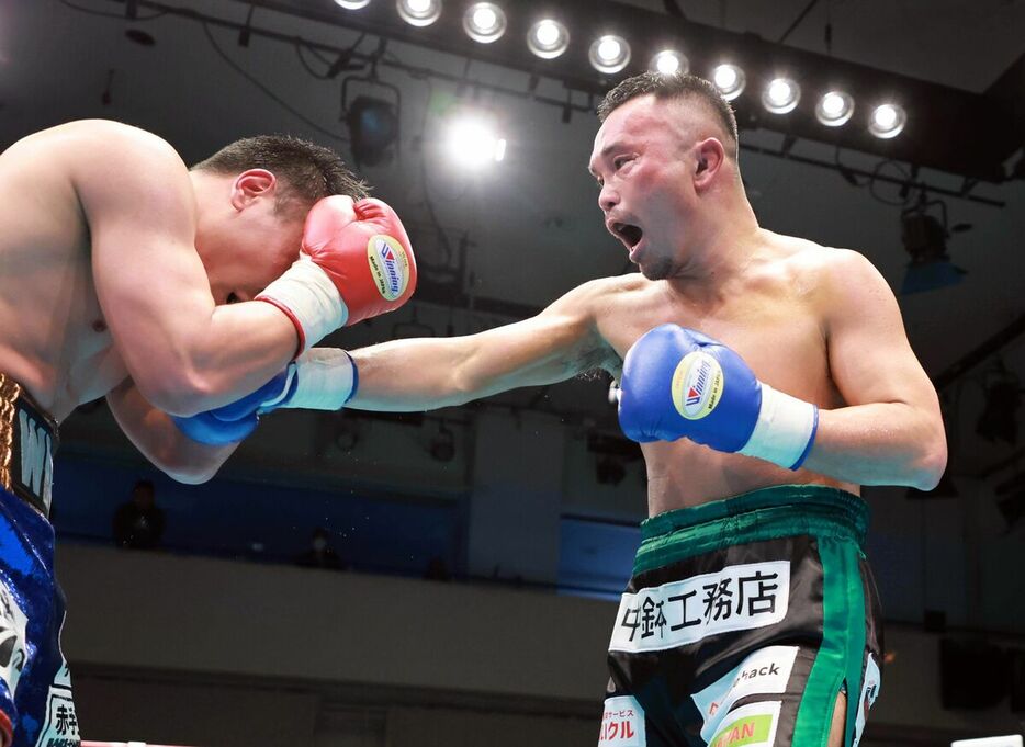 デビュー戦３－０判定勝利の緑川創(右）　（カメラ・堺　恒志）