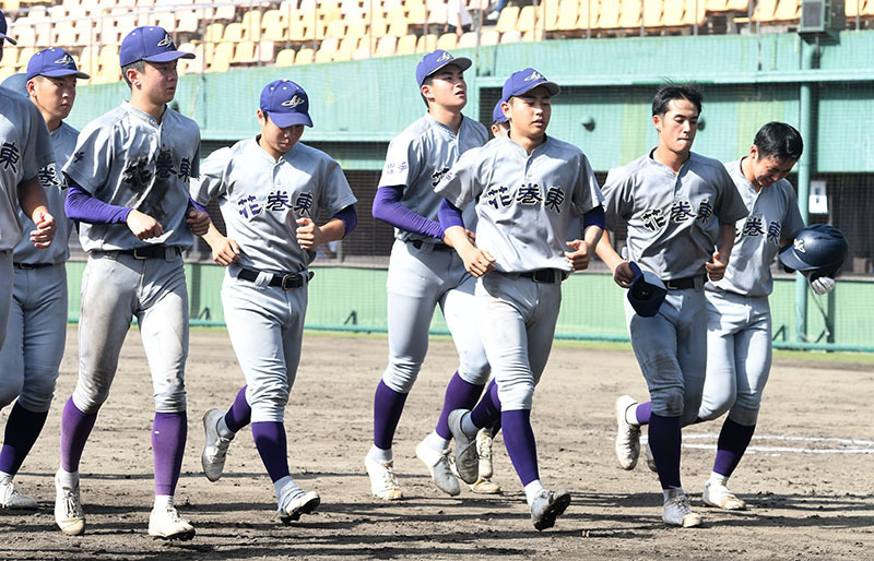 【花巻東―青森山田】青森山田に敗れ、悔しい表情の花巻東ナイン＝19日、福島県・ヨークいわきスタジアム