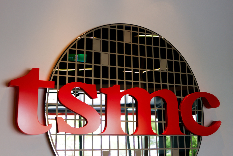 半導体受託生産の世界最大手、台湾積体電路製造（ＴＳＭＣ）が１７日発表した第３・四半期決算は、純利益が５４％増の３２５３億台湾ドル（１０１億１０００万米ドル）と、市場予想を上回った。資料写真、５月撮影（２０２４年　ロイター／Ann Wang）