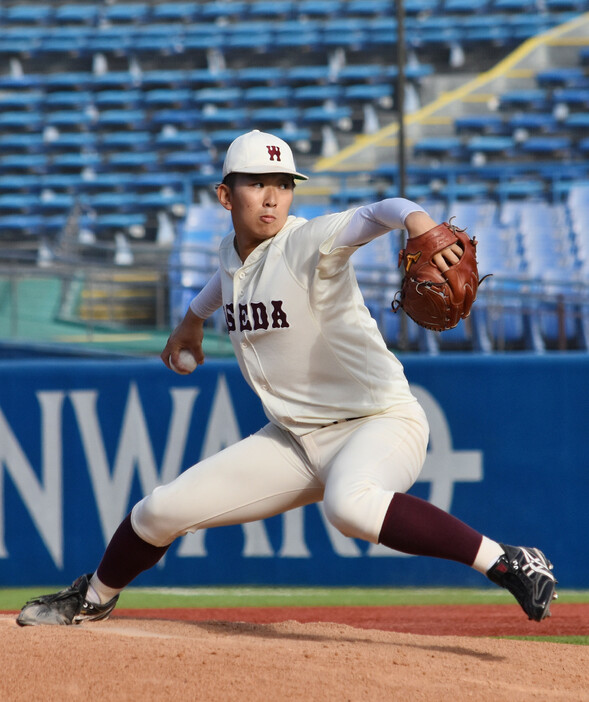 東京六大学野球秋季リーグ戦第６週第３日は２１日、神宮球場で３回戦１試合が行われ、早大が明大を２―０で下して２勝１分けとし、勝ち点を４に伸ばした。写真は８回無失点と好投した早大の伊藤樹。