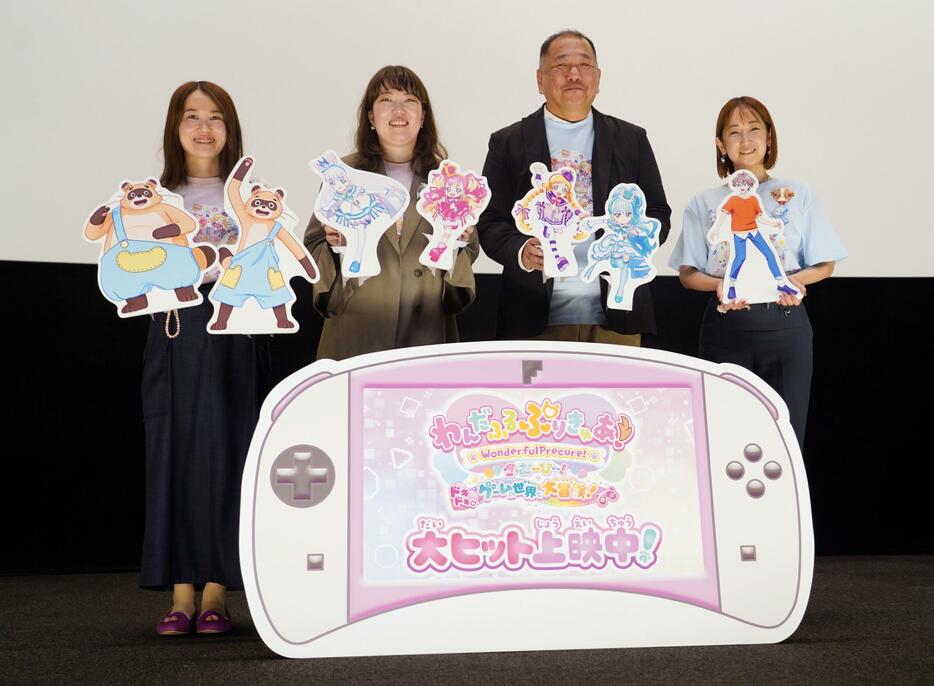 「わんだふるぷりきゅあ！ざ・むーびー！ドキドキ ゲームの世界で大冒険！」のスタッフトーク付き応援上映の様子