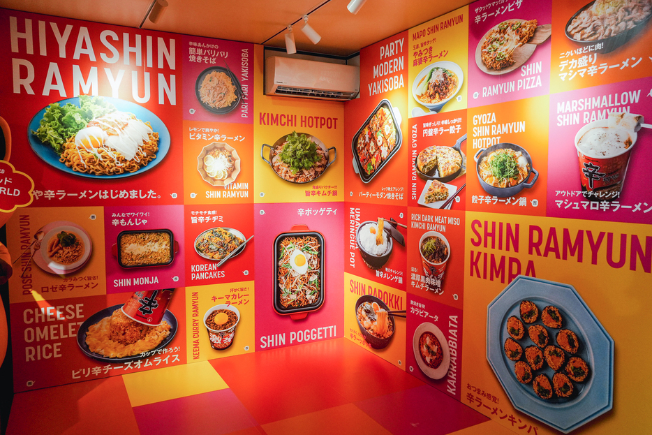 辛ラーメンのアレンジレシピの写真が並ぶ「自由な辛ラーメン展」