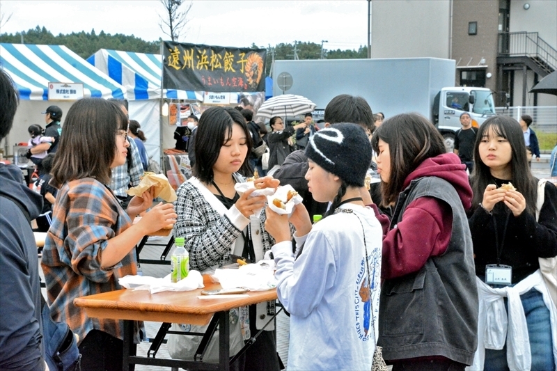 多彩な食を楽しむ来場者