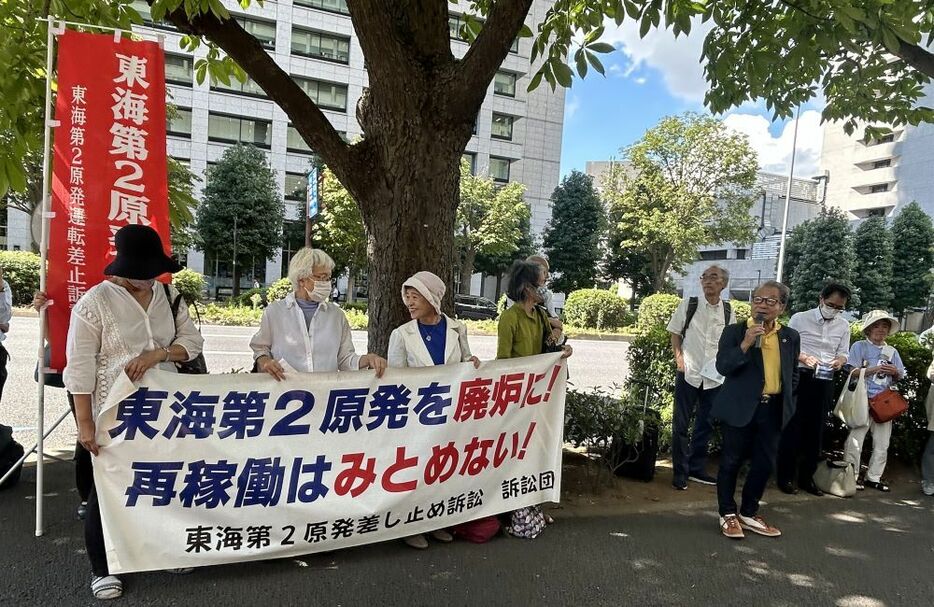 9月9日、70人近くが集まった東海第二期日前の門前集会。（写真／脱原発弁護団全国連絡会）