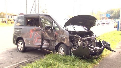 事故で大破した車