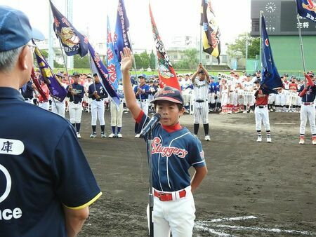 選手宣誓する宮里スラッガーズの玉城颯也主将＝１９日、沖縄市のコザしんきんスタジアム