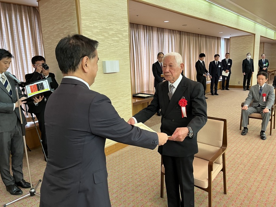 村岡知事から表彰状を受け取る小林さん（県庁で）