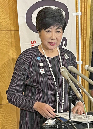 衆院選の結果への受け止めを語る小池知事（２８日、千葉市で）