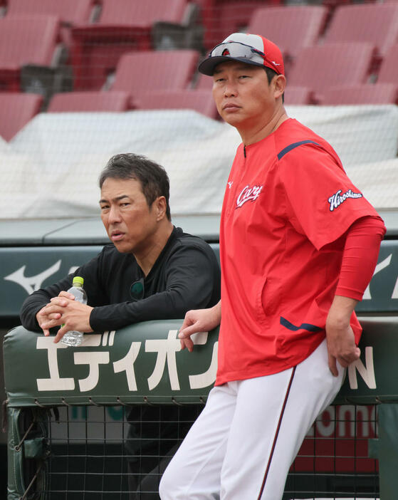 ベンチ前で練習を見守る広島新井監督（右）と黒田球団アドバイザー（撮影・加藤孝規）