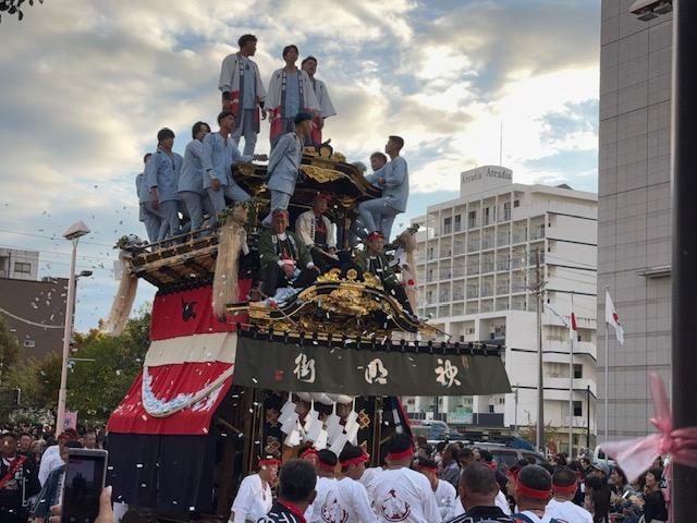 挙母神社から曳き出され、市内を練り歩く山車の様子