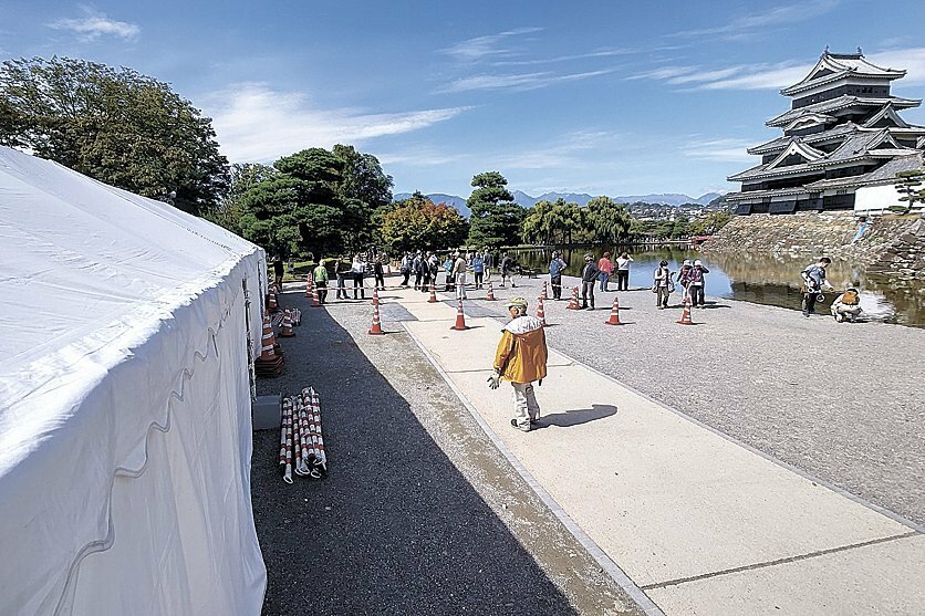 そばブースが立ち並んだ松本城公園