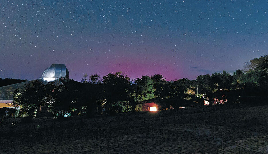 北の空に現れた低緯度オーロラ＝１１日午前２時４分、能登町内（石川県柳田星の観察館「満天星」提供）