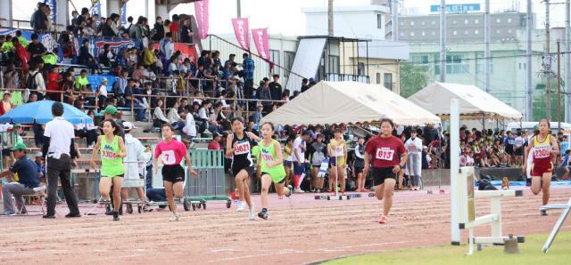 記録更新を目指し、懸命にゴールを目指す南九州陸上競技選手権大会の参加者