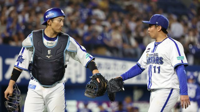 グラブを合わせる山本祐大選手と東克樹投手【写真：時事】