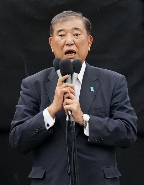 街頭演説する自民党総裁の石破首相＝22日午後、愛知県小牧市