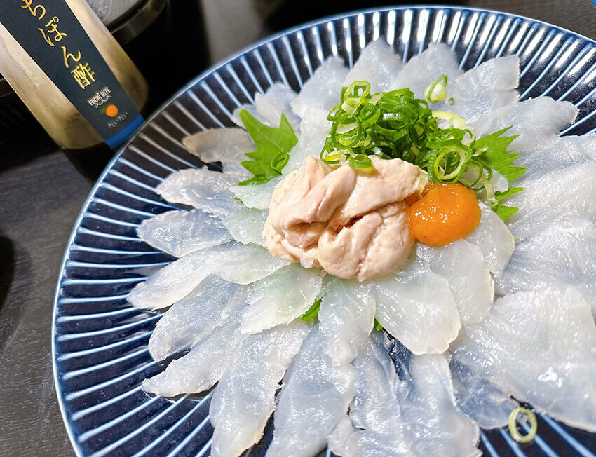 新鮮なカワハギを肝ごと食べられるのは釣り人の特権！ これは是非食べてもらいたい一品です。