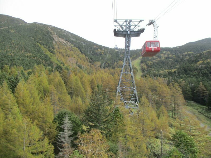 ロープウェイで一気に標高をあげる。山頂駅は標高2,000mを超える