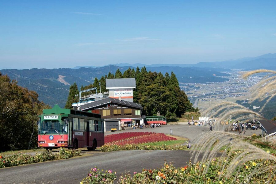 ロープウェイ山頂駅直結のkumocaféにはオープンデッキが新登場