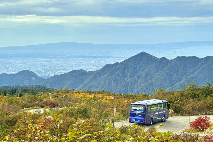 富山側から室堂へと結ぶバスからは一面に染まる紅葉を楽しめる