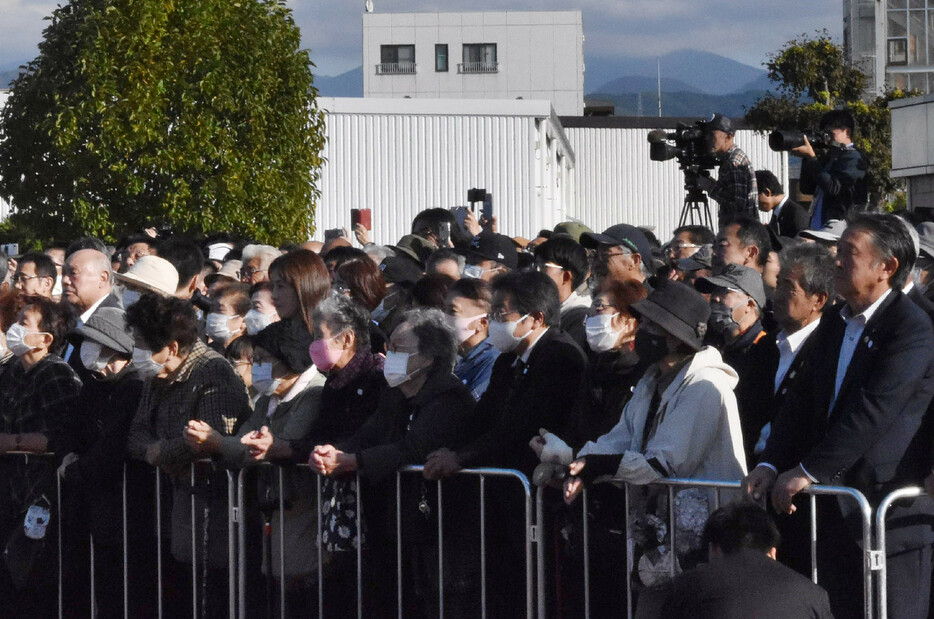 第５０回衆院選は２７日、投開票される。自民、公明両党が定数の過半数を維持するか、政権交代を目指す立憲民主党などが過半数割れに追い込むかが焦点だ。写真は街頭演説に耳を傾ける聴衆＝２５日午後、青森県黒石市