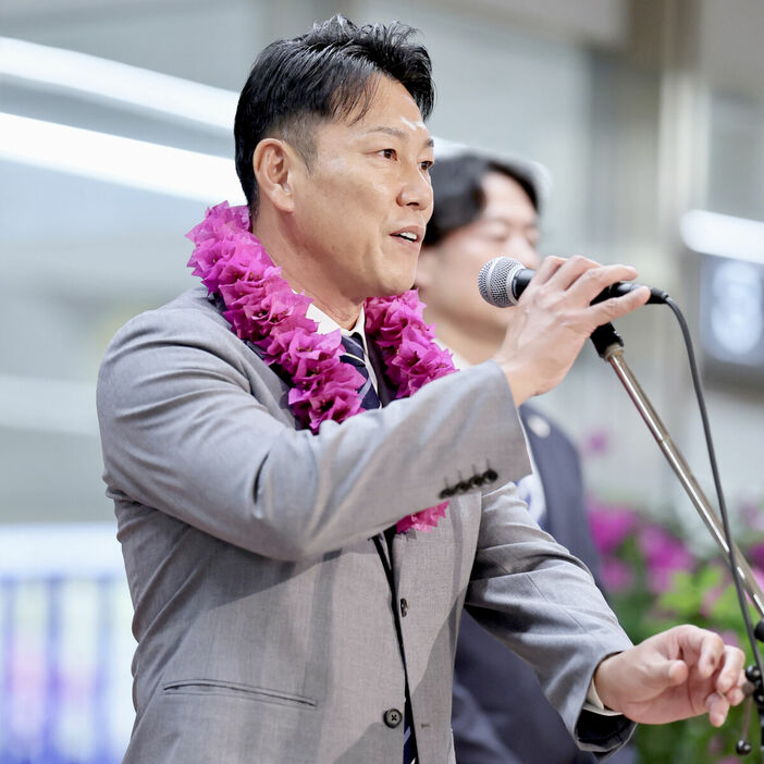 空港でのセレモニーであいさつする井端監督(カメラ・小林　泰斗)