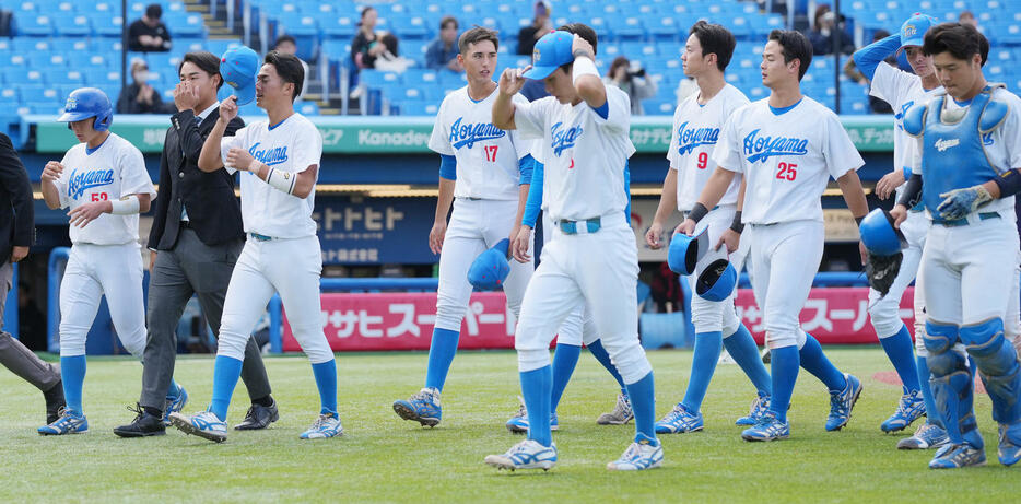 亜大対青学大　試合に敗れ、浮かない表情の青学大ナイン（撮影・鈴木みどり）