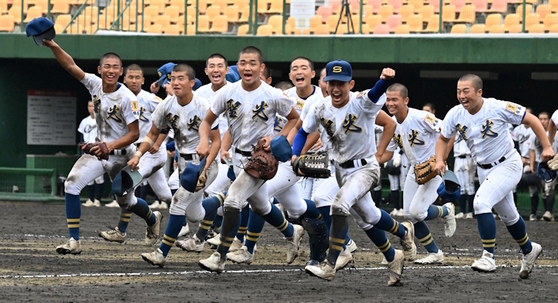 準決勝で勝利してセンバツ出場が有力となり、スタンドに駆け出す聖光学院の選手